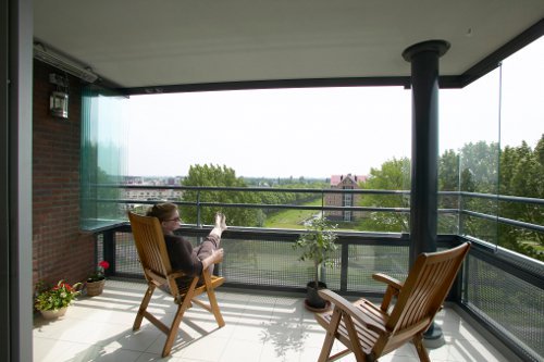 Het <a href="/Solarlux_NL/">Solarlux Nederland</a> balkonbeglazingsysteem biedt bescherming tegen weersinvloeden en geluidsoverlast. Hoe werkt het? bit.ly/2oM7EBF