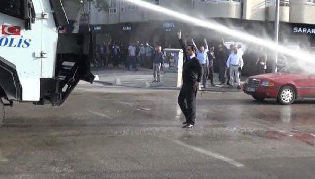 inisiyatifAmed's tweet photo. Kutlu Koğum etkinliği keyfi bir kararla iptal edilen @FurkanVakfi gönüllülerine polis müdahalesi hakkında açıklamamız. https://t.co/AJy5H3tvNU