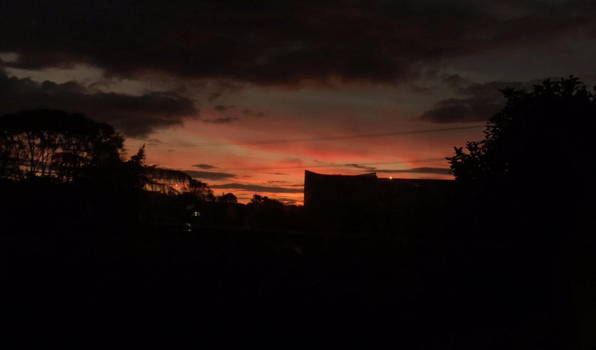 Rachychavez5's tweet image. My view 😘😍 #NewZealand #sunset #redsky