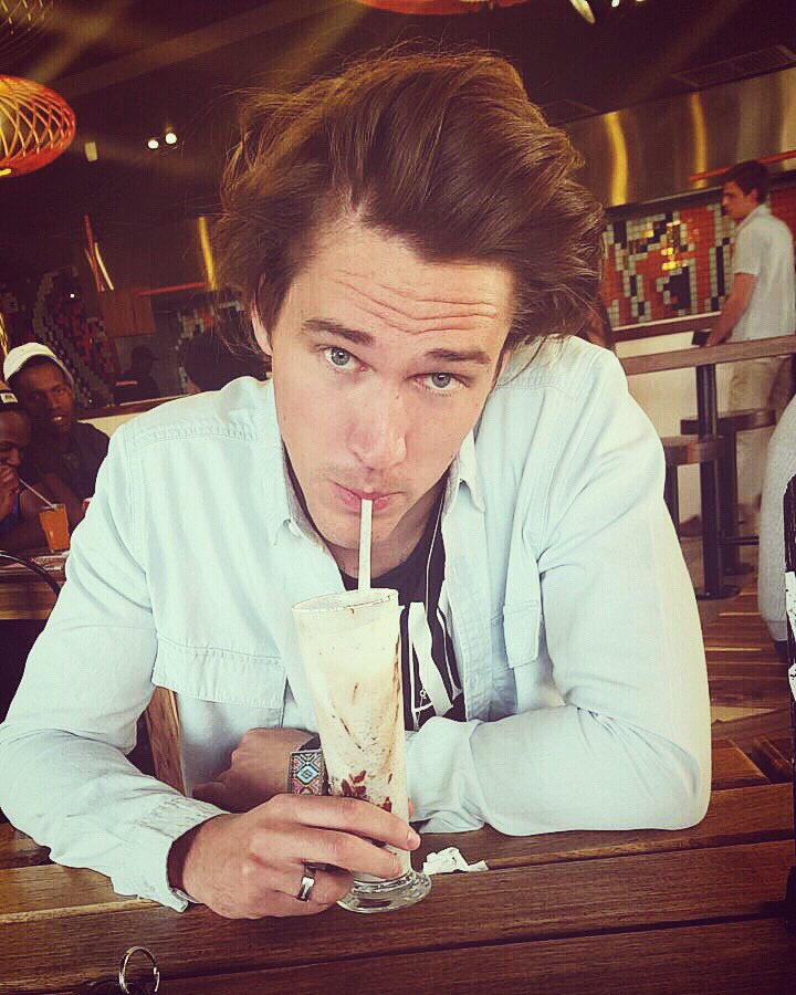 JethroTaitMusic's tweet image. Enjoying an @Oreo milkshake at @rocomamas 😁