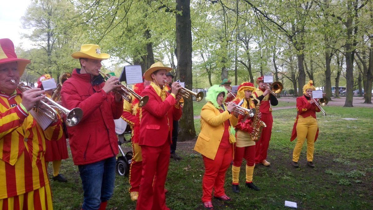 GittyOE's tweet photo. Gute Laune und bunte Musikanten beim Tulpenfest in #Potsdam.  Heute ab 11 Uhr https://t.co/UWwrsGGJXt
