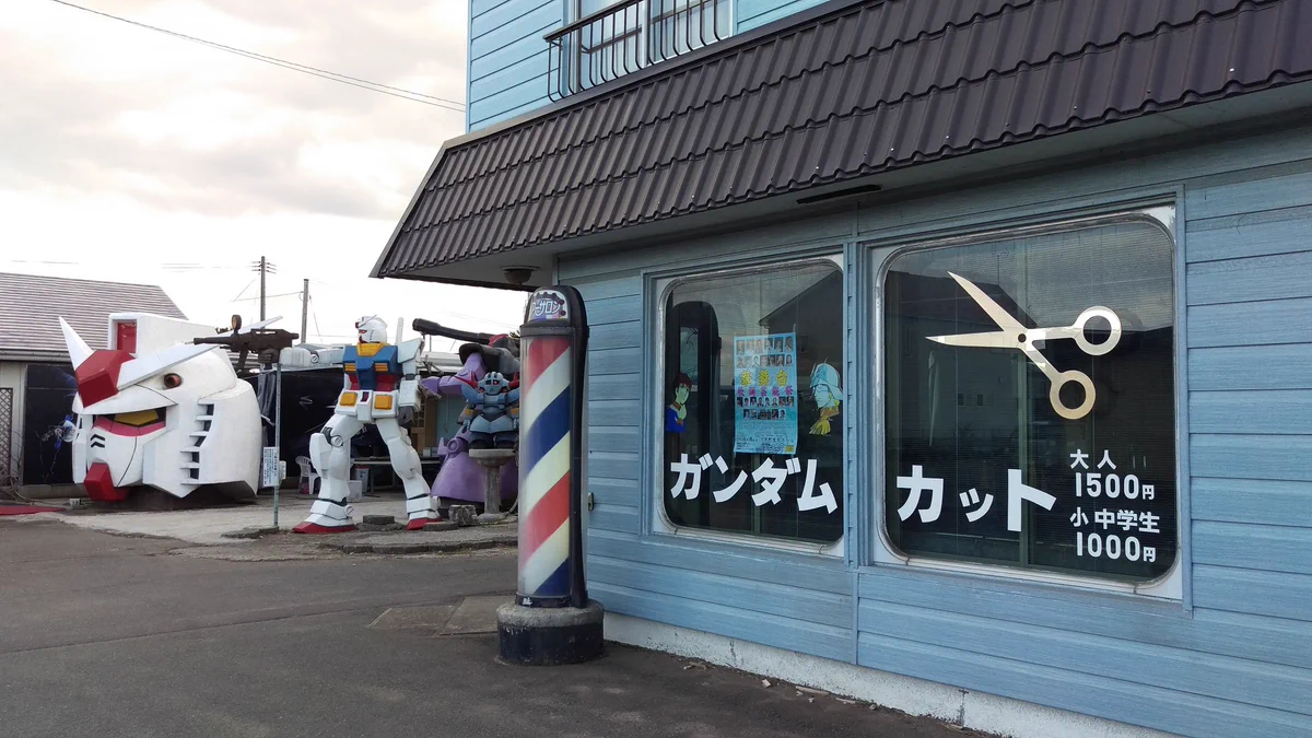 一体どれだけ好きなのw庭に大量の手作りモビルスーツがある床屋がここwww
