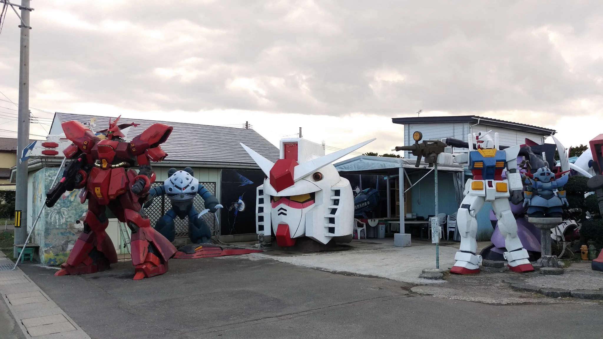 一体どれだけ好きなのw庭に大量の手作りモビルスーツがある床屋がここwww