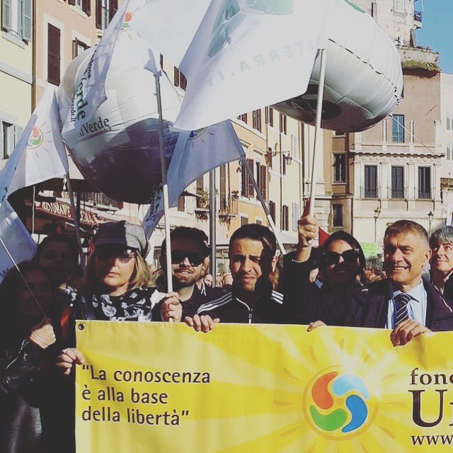 edo_annucci's tweet photo. Per la Terra e la Scienza #LocalMente alla #ScienceMarchIT con @PecoraroScanio e @FUniVerde https://t.co/uAVG0n9k4Q