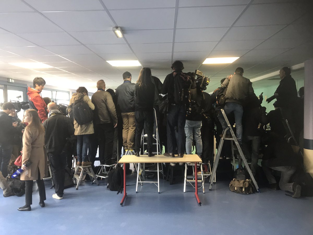 Pierre Tremblay On Twitter Va Falloir Defoncer Le Plafond Au Bureau De Vote De Marine Le Pen A Henin Beaumont Presidentielles2017