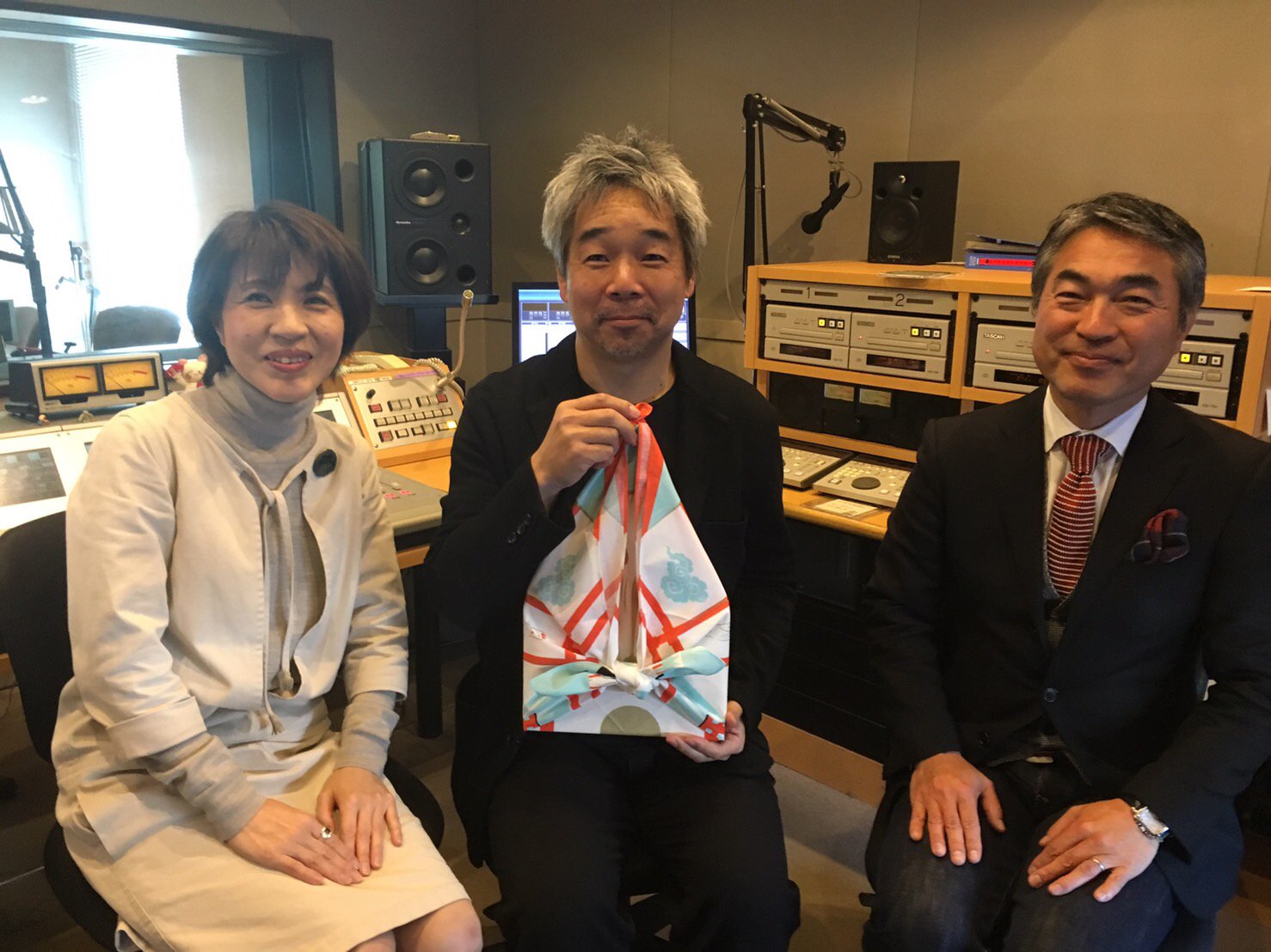 A Station Fm Kyoto この後18時過ぎ D Radio Kyoto 風呂敷専門メーカー 山田繊維株式会社 代表取締役社長の山田芳生さんとお姉さんで広報 アートディレクション担当山田悦子さん 京都人 山田家の家族の結びつきのお話