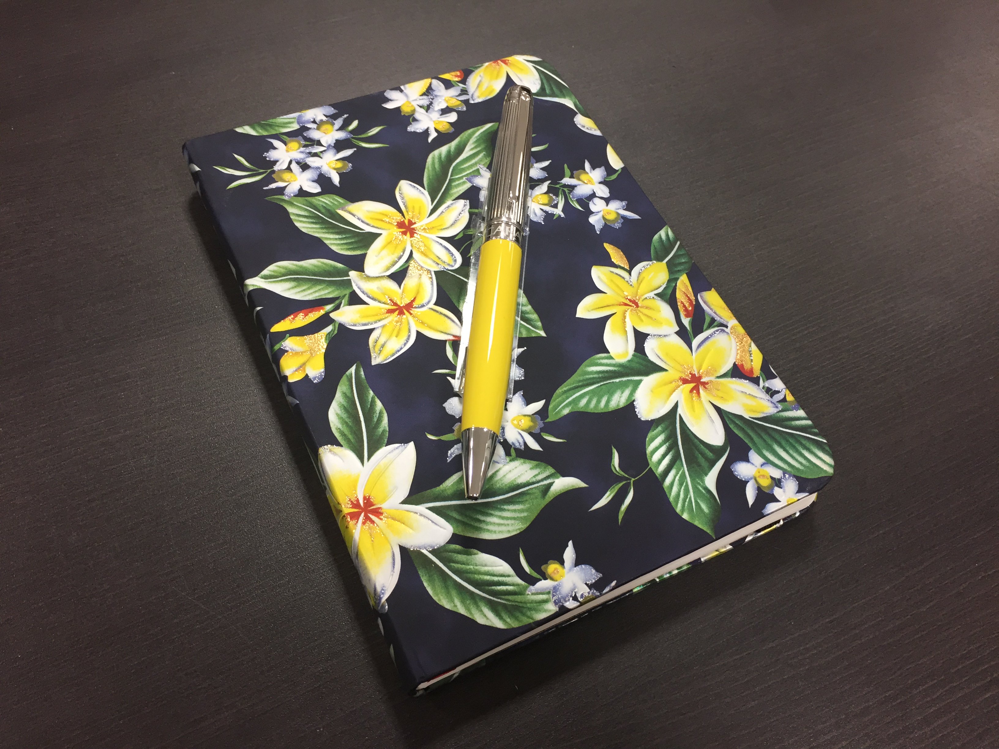伊東屋 池袋店 公式 美しい花の季節 ペーパーブランクスのノートにカランダッシュのレマンを合わせてみました 春もいいですが 秋口もいける色の組み合わせ 題名 花 とレマン ナンチャッテ 個人的推しはオーキッド柄ノート ライラックのボールペン