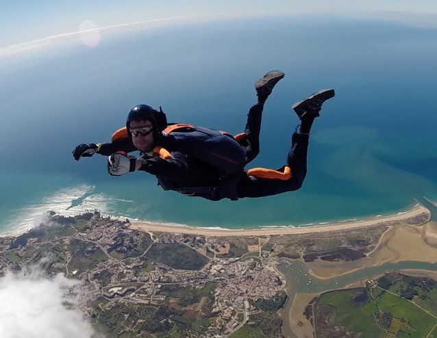 LearnSkydiving's tweet photo. Kyro #skydiving on an #aff_course #skydive with https://t.co/hWWIwh6C26 https://t.co/6B2ESY03fq