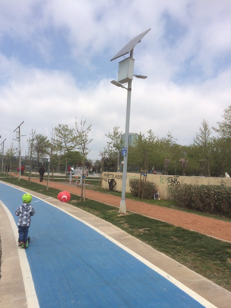 Kalamış parkında bu direk hafif rüzgarda ciddi bir şekilde sallanıyor. <a href="/kadikoybelediye/">Kadıköy Belediyesi</a>