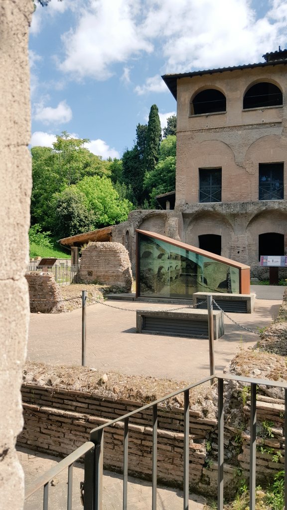 Oggi ospiti delle #invasionidigitali  sull'Appia Antica, tra Arco di Druso, Porta Appia e Sepolcro degli Scipioni 🏺🏛
#primomiglioappia