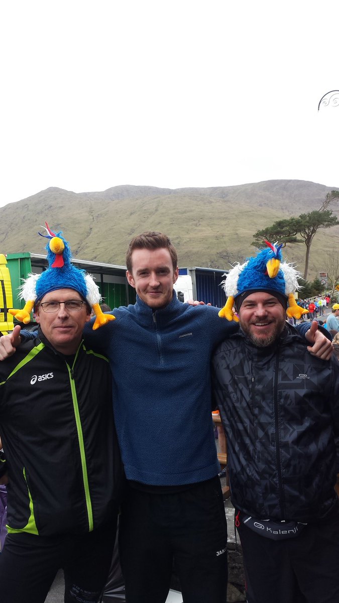 @Connemarathon a pair of Gallic Roosters in rural West Ireland! Running away from the #frenchelection #marathon @BodinLionel @Fade0904