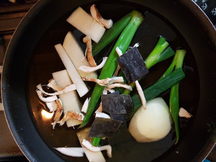 SelfCooking_Bot's tweet image. 밀푀유 나베
1. 가쓰오부시 장국 베이스로 국물내기
(다시마 무 파 양파 표고 맛술 국간장 기타)
2. 배추 깻잎 소고기(기름 적은부위) 켜켜이 쌓기
3.냄비 바닥에 숙주깔고 채소 고기 버섯 세팅 후 육수 붓고 끓이기