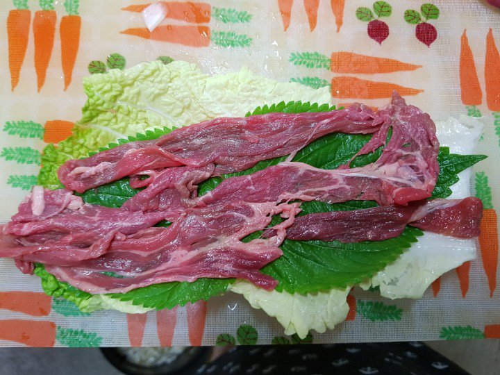 SelfCooking_Bot's tweet image. 밀푀유 나베
1. 가쓰오부시 장국 베이스로 국물내기
(다시마 무 파 양파 표고 맛술 국간장 기타)
2. 배추 깻잎 소고기(기름 적은부위) 켜켜이 쌓기
3.냄비 바닥에 숙주깔고 채소 고기 버섯 세팅 후 육수 붓고 끓이기