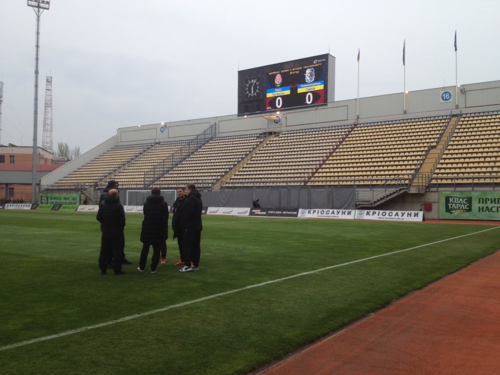 skichko2plus2's tweet image. Футболісти Зорі у колі шаманять перемогу у грі з Чорноморцем. Хто на вашу думку головний шаман? Долучайтеся до перегляду матчу на 2+2!