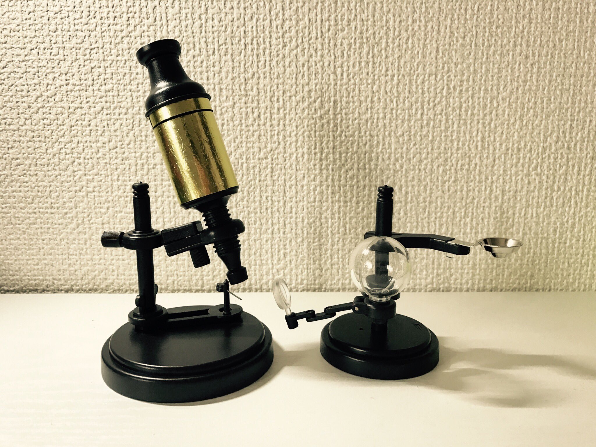 早川昌志 ミクロ ライフpj Twitter પર ロバート フックの顕微鏡 レプリカ 大人の科学付録より 生物学の最初に必ず紹介されるお話として ロバート フックはこの顕微鏡でコルクを見て 細胞 Cell と命名したエピソードはとても有名