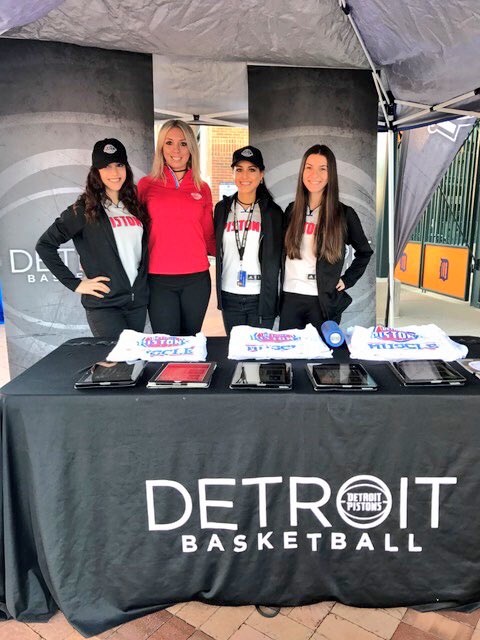 We're are all set this morning at the @FOXSportsDet 5K! Good luck to all the runners! #IRanTheD #DetroitHustle https://t.co/whaMTyIJvc