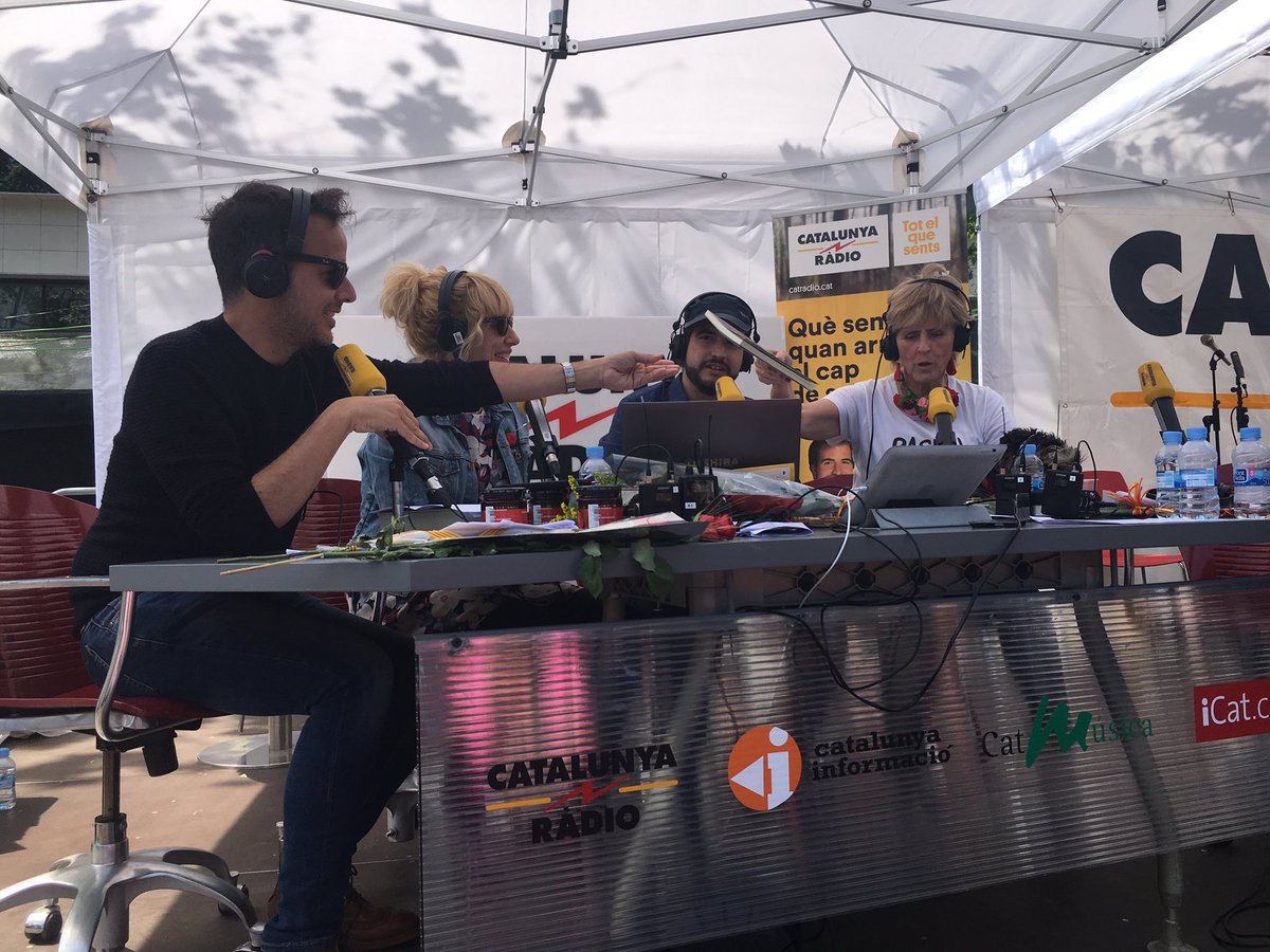 Mil gràcies @angelllacer_oficial per regalar #ladonatatuada a la Mercedes Milà #santjordi 😍❤🌹 <a href="/catalunyaradio/">Catalunya Ràdio</a> <a href="/elsuplement/">El suplement</a>