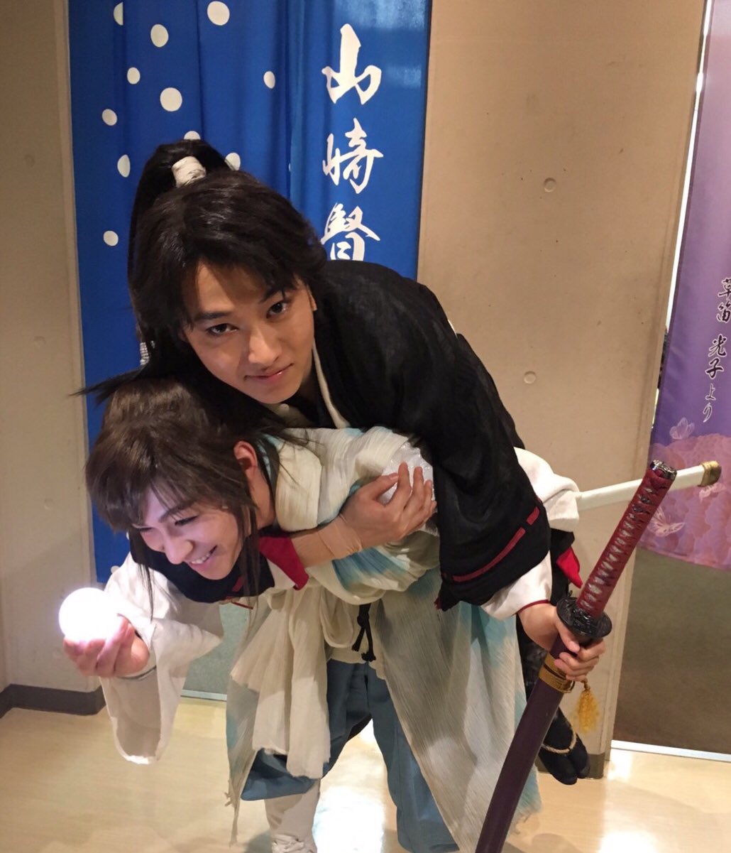 西銘 駿 本日もご来場頂きありがとうございます 今大活躍している賢人くんをおんぶしたので その活躍パワーを貰い 僕も3年以内にはスターになること間違いなし 里見八犬伝17 調子に乗ってごめんなさい 西銘 駿 本日もご来場頂きありがとうございます 今大活躍している賢人くんをおんぶしたので その活躍パワーを貰い 僕も3年以内にはスターになること間違いなし 里見八犬伝17 調子に乗ってごめんなさい