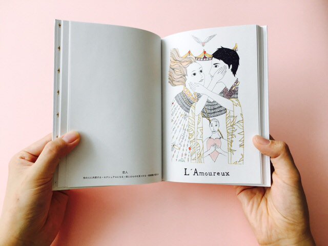 占い本としても メモ用ノートとしても 発売中の6月号にはdior タロット ノートブックがついてきます 開くと現れるのは Diorオリジナルのタロットカードの絵柄 万年筆もにじまないこだわりの紙質で クオリティ高く可愛い本格派です Spur シュプール Scoopnest