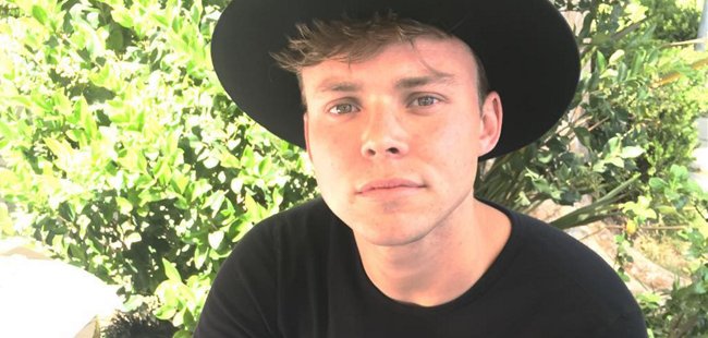 juiceorcider's tweet image. When @ashton5sos tries to be a gardener, but he thought a tomato was a strawberry... bit.ly/2p8jHKm