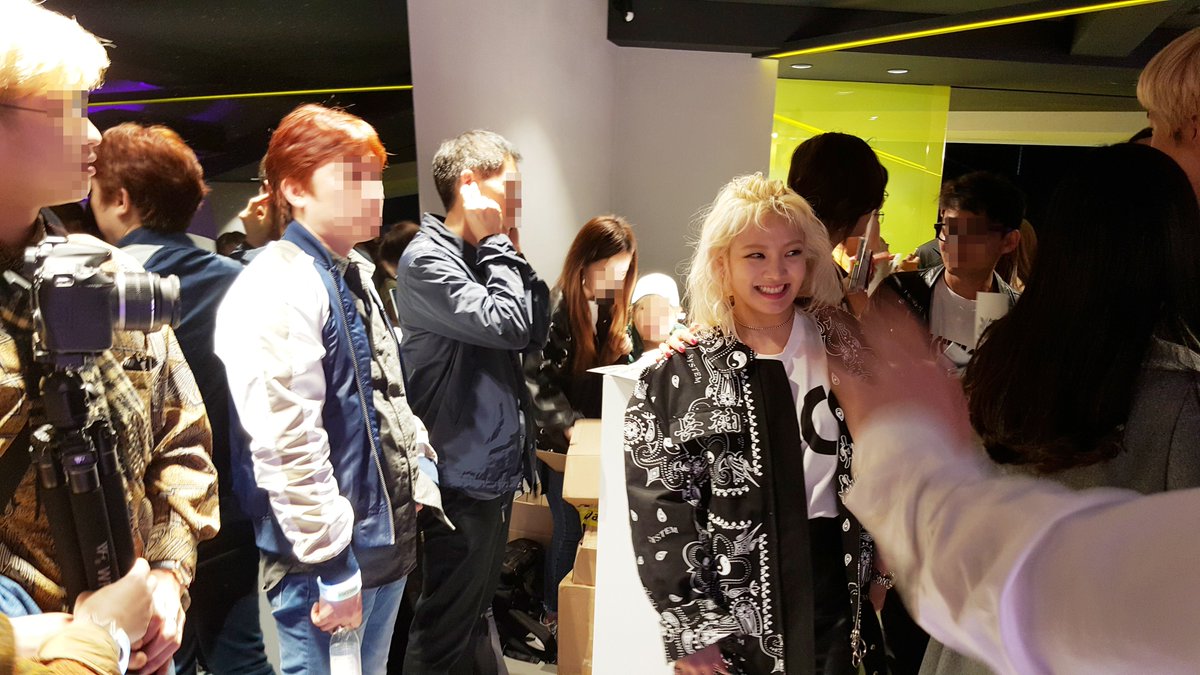 [PIC][21-04-2017]HyoYeon tham dự sự kiện "ASICS Tiger Flagship Store Opening Party" vào chiều nay C-Gy_zdVYAAqZlg