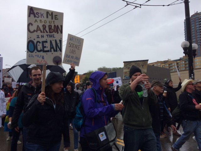 A walking science demonstration about ocean acidification during the  #marchforscience in Seattle (<a href="/JudyTwedt/">Judy Twedt, PhD (she/her)</a>  #500WS)