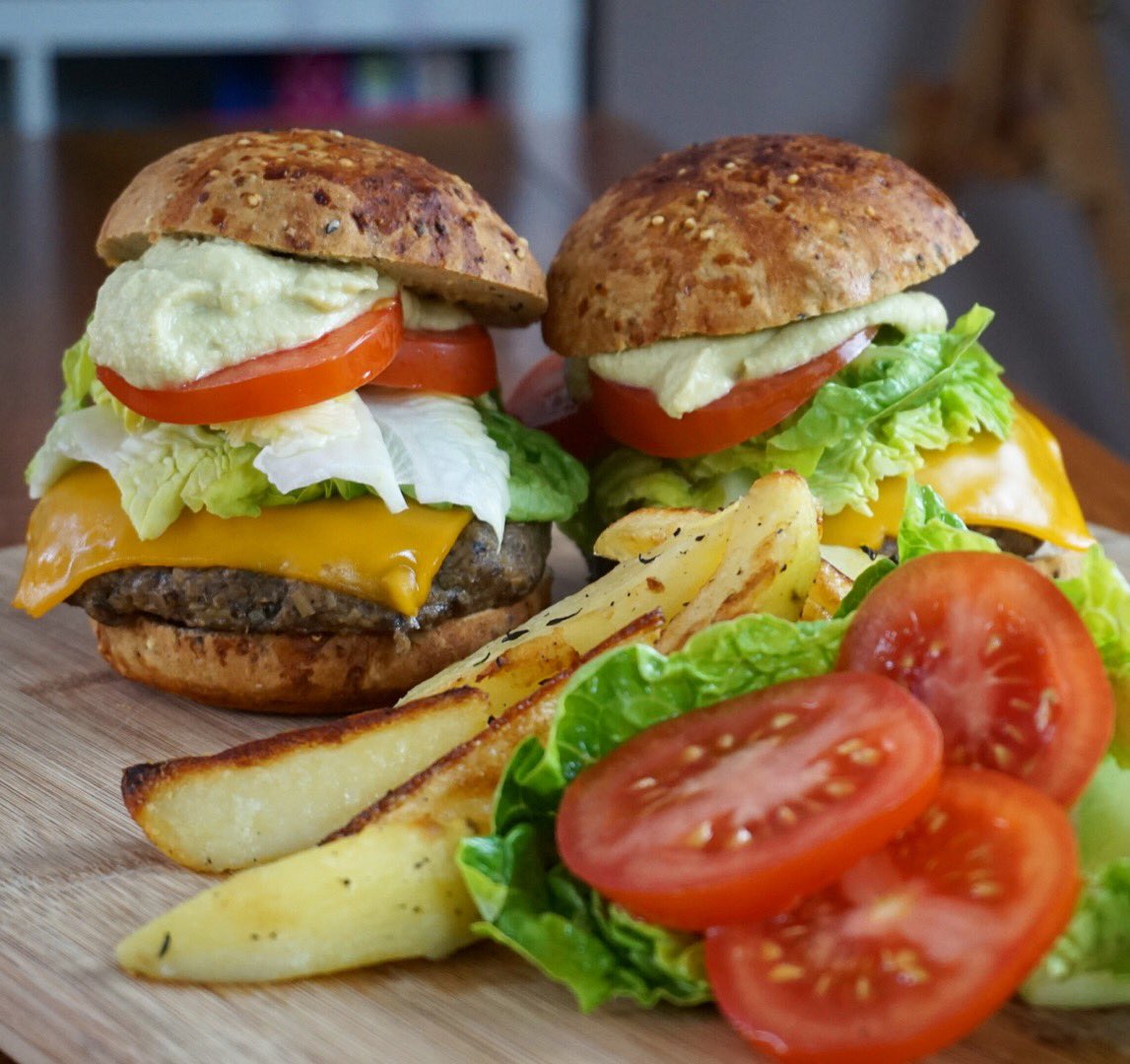 Cook_with_amore's tweet image. The homemade dinner 🙌🏼😍.. yes even the bread 🍞chef Monica 👩🏻‍🍳 we definitely enjoyed this #vegan #burger 🍔!!