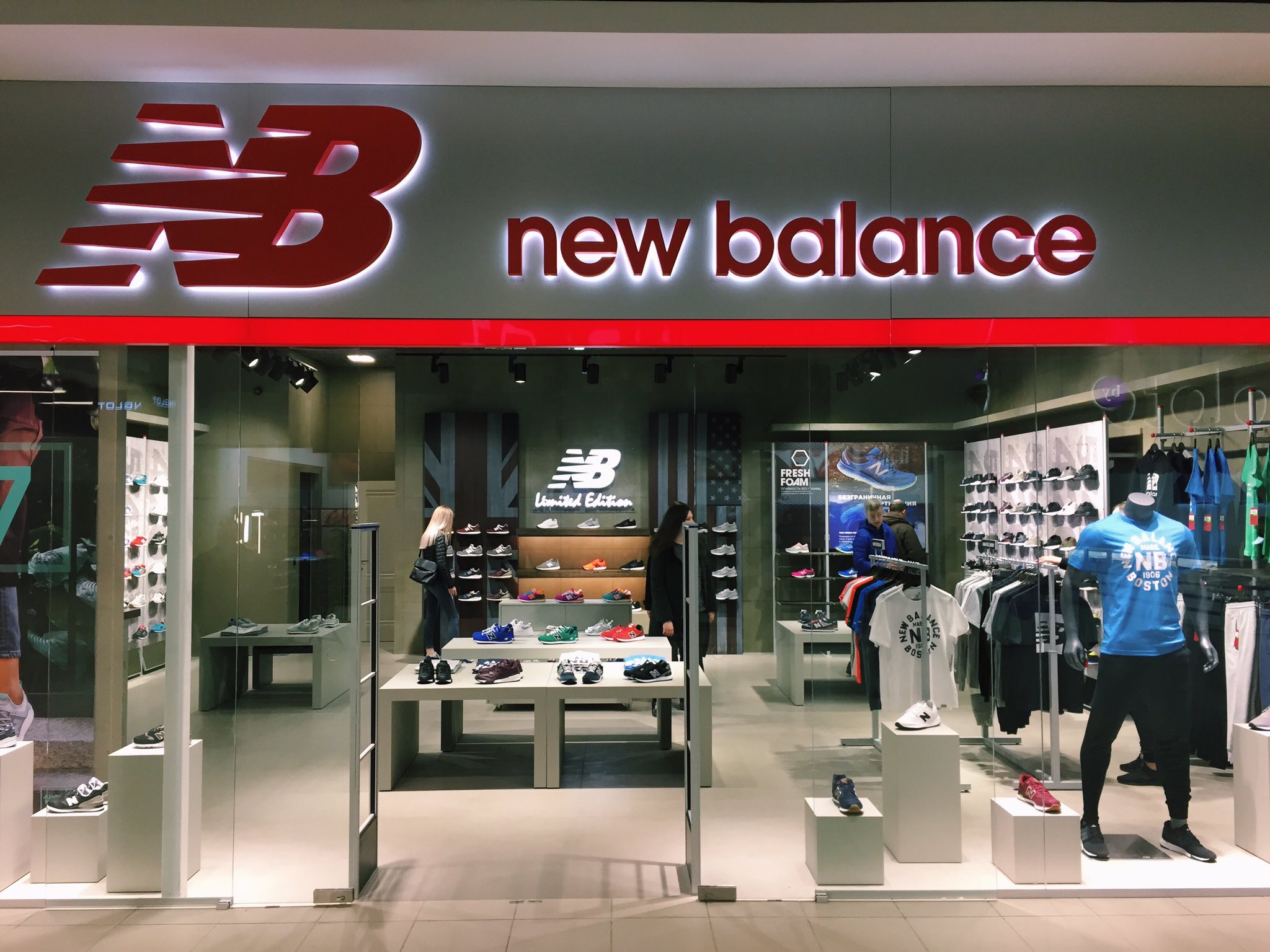 New balance shop. Магазин NB. Balance магазин. New Balance фото магазинов. Нью бэланс магазин.
