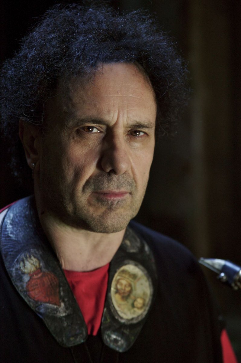 TV8it's tweet image. Una musica che ha raccontato mille storie, le più difficili,  vincendo i #David2017 👏
Non perdetevi @EnzoAvitabile domani a #edicolafiore