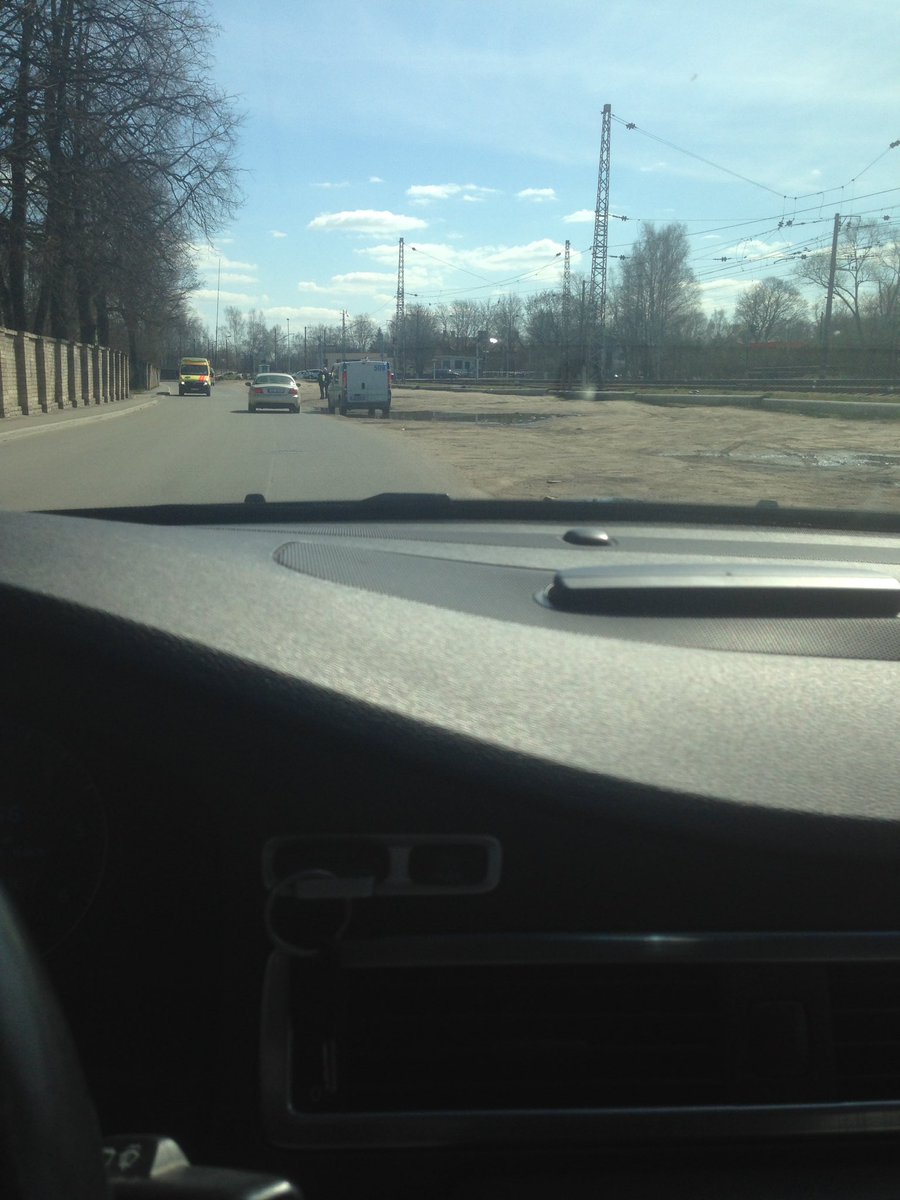 Kur visi auto? Pie Stradiņu slimnīcas ,blakus dzelzscelam