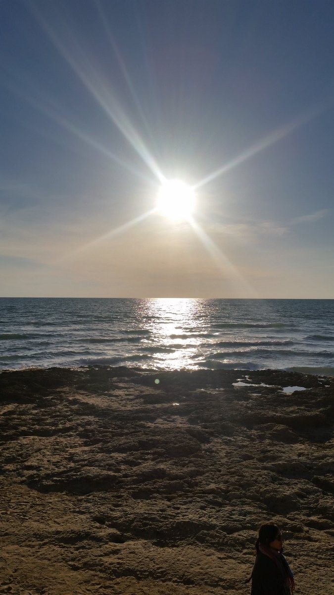 Mille volte nasci
e mille volte muori
dentro me,
dentro ogni respiro di sale.

#PoesiaPerLaSera