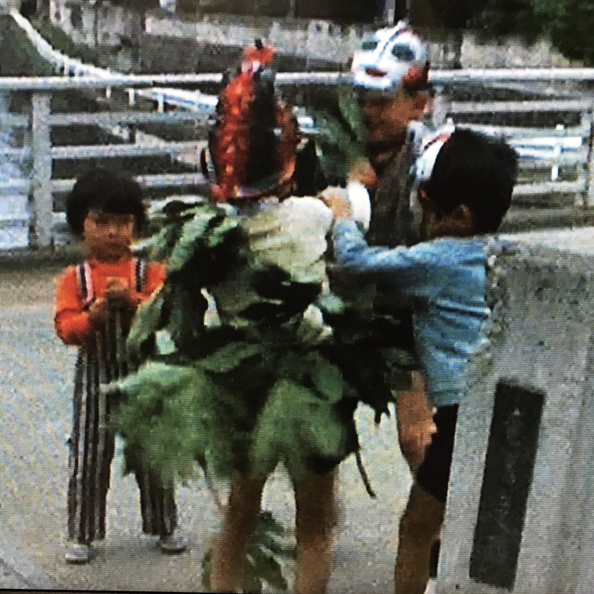 Blacklivesmatter Hiroshihootoo 帰ってきたウルトラマンの中でも屈指の名作 許されざる命いのち を見ていたら 巻頭に怪獣ゴッコをする子供たちが出てくるのだが そのうちの1人が米澤玩具の 怪獣ヘルメット を被っていた 今まで気がつかなかった