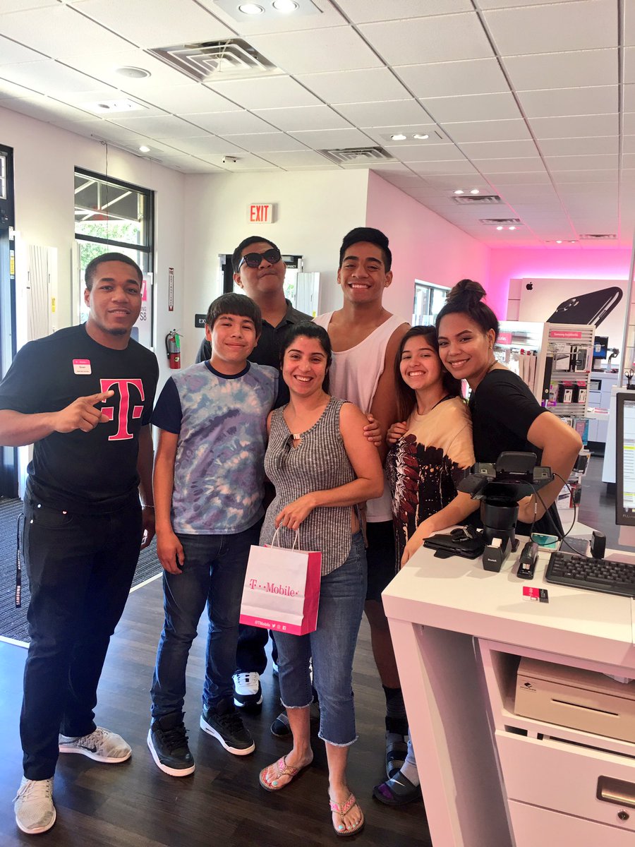 QuanMobile1's tweet photo. Got them HookedUP with a SyncUP!!🏎🔥📲
@TMOJobe @SJReay12  @undre_brown https://t.co/MpNe0SFESx