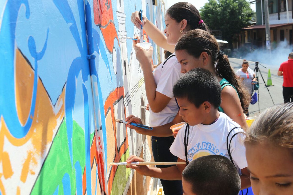 Los niños de Macaracas disfrutaron pintar su mural en el Consejo Municipal. 🖌️🎨👍👏👏👏 #LaCaravanaDeLasArtes #VeranoAzul2017