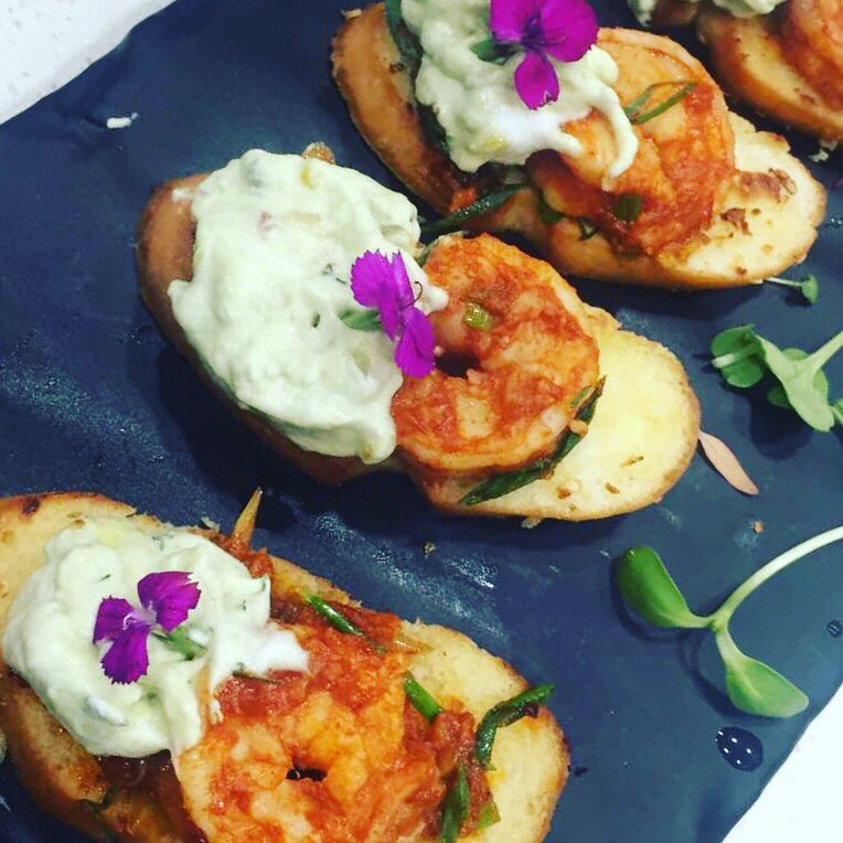 #SundaySessions with <a href="/ChefRakhee/">Rakhee Vaswani</a> and <a href="/PalateStudio/">PalateCulinaryStudio/Academy</a> a Super way to get ready for the week! Salmon with mango salsa &amp; red curry prawn on toast