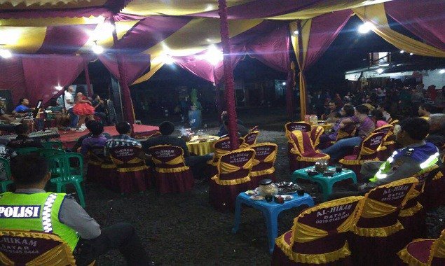 Anggota SPKT Polsek Warungpring Amankan Pentas Musik Organ Tunggal polsekwarungpring.com/anggota-spkt-p…