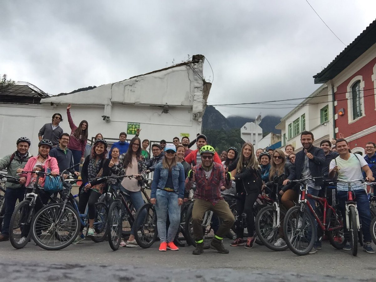 AndresVergaraB's tweet photo. Qué bonita experiencia compartir historias de bicis, de viajes y de iniciativas ciudadanas en @LideresXBogota, y de disfrutar ciclovía https://t.co/H2gmC0vYup