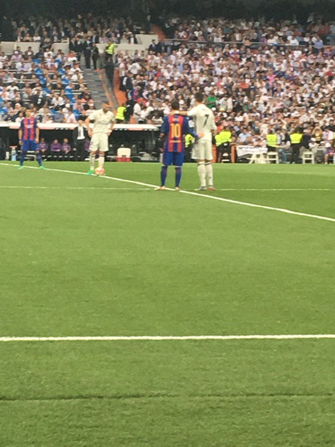 クラシコのキックオフ直前にメッシとロナウドが見せたちょっと良いシーン サッカーキング