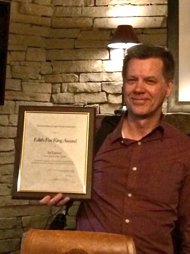 GlobalVine's tweet photo. After inspiring 1000's of kids over the last 20 yrs, Ed Larsen receives the Edith Fox King Award for scholastic journalism📰

B.Herzfeld📸cred https://t.co/OhhwMTkaKI