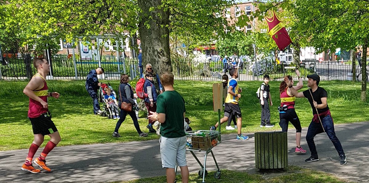 farehamrunning's tweet image. Men&apos;s Captain Aaron Sutton in his role as chief cheerleader at Southampton @ABPMarathon &amp;amp; club 1/2 #High5 #ukrunchat