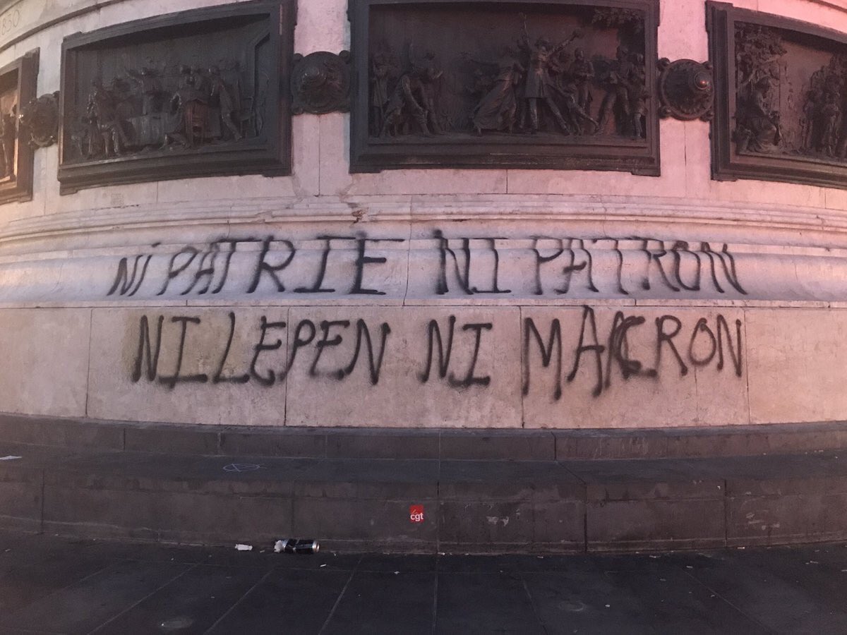 'Ni patria ni patrón, ni Le Pen ni Macron'. Plaza de la Bastilla. Foto vía @RemyBuisine #NuitDesBarricades