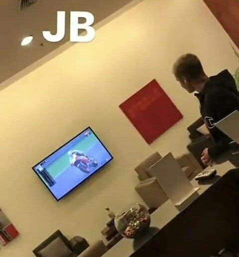 MM93Daily's tweet image. Marc Márquez as Justin Bieber 😁