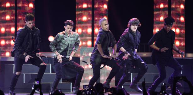 DanielaV_Mateo's tweet photo. [FOTOS] CNCO regresa la fiebre que se conoció con Menudo | Alborotaron el Choli: https://t.co/TWbS5UEpqr by #CNCOmusic via @c0nvey https://t.co/N0hlGuzmOy