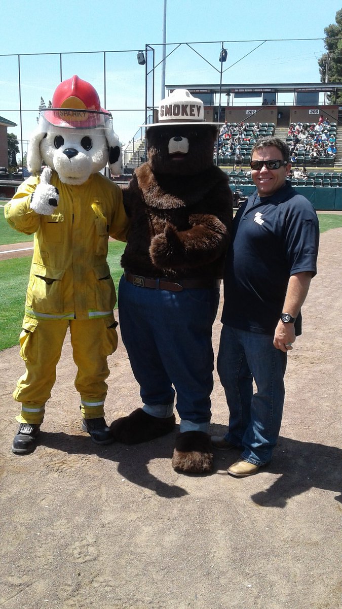 CALFIRE_TUU's tweet photo. CALFIRE, VCFD, &amp; TCFD educate the public at the @VisaliaRawhide #FireSafety https://t.co/rAweXVpG8l