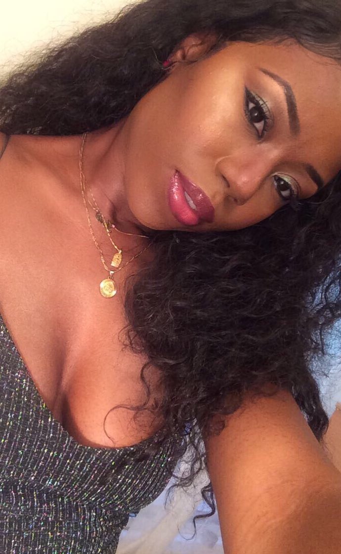ivieani's tweet photo. Just a staunch lipgloss proponent in a matte-lip world https://t.co/P8kHhKpygi