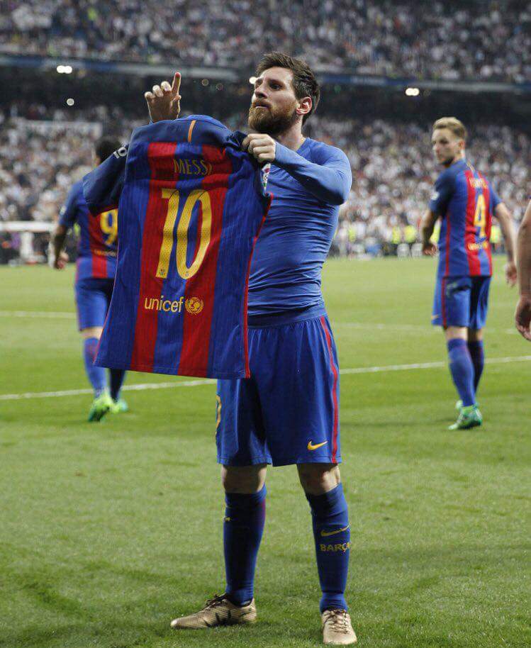 CitiscopeTV's tweet photo. The reason they call #Messi #themagician is obvious for all to see. Holding the shirt straight with one hand . #ElClasico #ElClassicoNight https://t.co/oYYb7f4Yvn