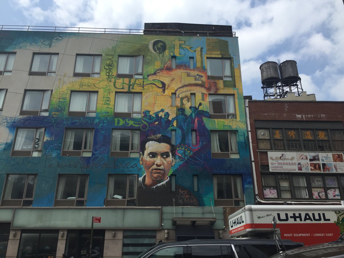 sylvia_deaton's tweet photo. #protw17 #elniñodelaspinturas Una pintura maravillosa en Chinatown con dos otros idiomas #uhaul #nyc #chinatown 😊🗽🌞 https://t.co/rsEWJRiiyl