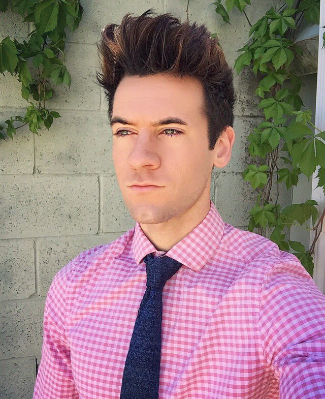 When life gives you a brick wall....
Take a selfie 📷😎