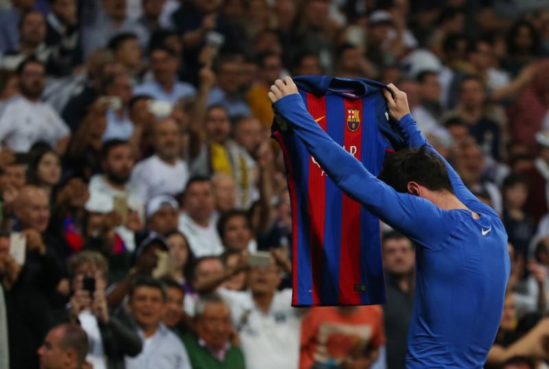 marca's tweet photo. Messi se viste de Ramos y revienta #LaLiga https://t.co/sWCnqXCqxY La foto de #ElClásico por @Jaime_Rincon https://t.co/cy5pcwnoEQ