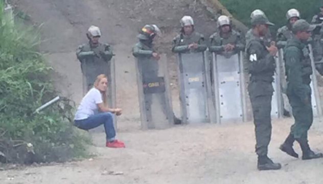 NTN24ve's tweet photo. Lilian Tintori denuncia que tiene un mes sin ver a Leopoldo López en Ramo Verde https://t.co/QDiXYuepSf https://t.co/AGfYk5CnNN